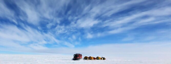 Fit beliebtes Urlaubsziel – Antarktis - Null Bewohner, Millionen Pinguine und feste Dimensionen. Am südlichen Ende der Erde, wo die Sonne nur zwischen Frühjahr und Herbst über dem Horizont aufgeht, liegt der 7. Kontinent, die Antarktis. Riesig, bis auf ein paar Forscher unbewohnt und ohne offiziellen Besitzer. Eine Welt, die überrascht, bevor Sie sie sehen. Deshalb ist ein Besuch definitiv etwas für die Schatzkiste der Erinnerung und allein die Ausmaße dieser Destination sind eine Sache für sich. Du trittst aus deinem gemütlichen Hotelzimmer und es begrüßt dich die warme italienische Sonne. Du blickst auf den atemberaubenden Gardasee, der in zahlreichen Blautönen schimmert - von tiefem Dunkelblau bis zu funkelndem Türkis. Majestätische Berge umgeben dich, während die Brise sanft deine Haut streichelt und der Duft von blühenden Zitronenbäumen deine Nase kitzelt. Du schlenderst die malerischen, engen Gassen entlang, vorbei an farbenfrohen, blumengeschmückten Häusern. Vereinzelt unterbricht das fröhliche Lachen der Einheimischen die friedvolle Stille. Du fühlst dich wie in einem Traum, der nicht enden will. Jeder Schritt führt dich zu neuen Entdeckungen und Abenteuern. Du probierst die köstliche italienische Küche mit ihren frischen Zutaten und verführerischen Aromen. Die Sonne geht langsam unter und taucht den Himmel in ein leuchtendes Orange-rot - ein spektakulärer Anblick.