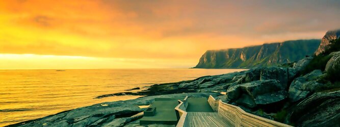 Trip Fit Ferienhaus Norwegen – Schwindelfrei auf Preikestolen – die spektakuläre Felskanzel erhebt sich als steile Plateauklippe über dem Lysefjord. Die Aussicht über den Fjord ist atemberaubend, schwindelfrei sein ist Voraussetzung. Es lohnt sich auf jeden Fall, schon mitten in der Nacht aufzustehen, um den magischen Moment des überwältigend schönen Sonnenaufgangs mitzuerleben, grandios wie sich die ersten Sonnenstrahlen in den steilen Felswänden verfangen und die Bergmauern zum Leuchten bringen. Dieser Augenblick inspiriert zur Demut und Dankbarkeit. Die beliebtesten Orte für Ferien in Norwegen, locken mit besten Angebote für Hotels und Ferienunterkünfte mit Werbeaktionen, Rabatten, Sonderangebote für Norwegen Urlaub buchen.