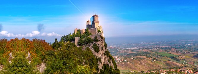 Trip Fit Urlaubsdestination - San Marino – Hol ihn dir – den heißbegehrten Einreise-Stempel von San Marino. Nimm deinen Reisepass, besuche die örtliche Tourismusbehörde, hier wird die kleine Trophäe in dein Reisedokument gestempelt, es sieht gut aus und ist eine supertolle Urlaubserinnerung. Dieses neue Trendy-Reiselust-Souvenir passt ausgezeichnet zu den anderen außergewöhnlichen Stempeln deiner vergangenen Reisen. San Marino ist ein sehr interessanter Zwergstaat, eine Enklave, vollständig von Italien umgeben, eine der ältesten bestehenden Republiken und eines der reichsten Länder der Welt. Die beliebtesten Orte für Ferien in San Marino, locken mit besten Angebote für Hotels und Ferienunterkünfte mit Werbeaktionen, Rabatten, Sonderangebote für San Marino Urlaub buchen.